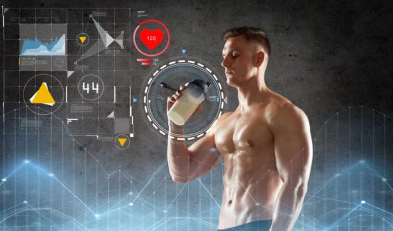 Athlet, der einen Shake trinkt