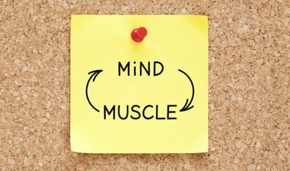 Gelber Notizzettel mit der Aufschrift Mind Muscle