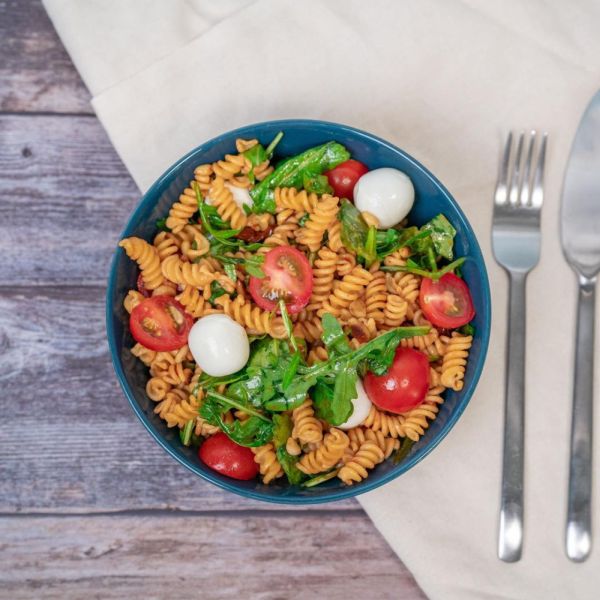 Kichererbsennudelsalat mit Tomate und Mozzarella