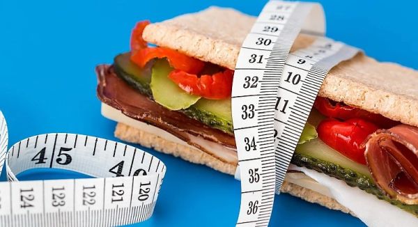 Maßband und ein Sandwich