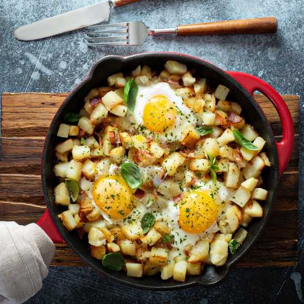 Bratkartoffeln in der Pfanne mit Ei
