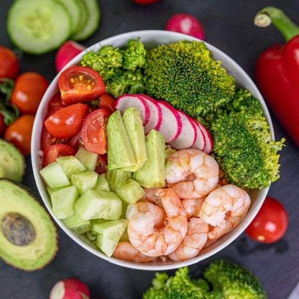Reisbowl mit Gemüse und Gambas