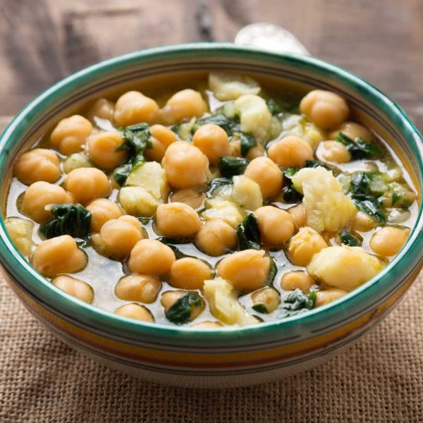 Vegane indische Fitnessbowl mit Kichererbsen und Spinat