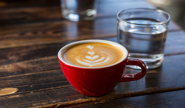Kaffeetasse und Wasser