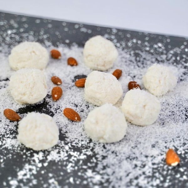 Kokos Protein Pralinen mit Mandeln