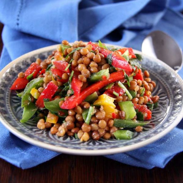 Linsensalat mit Tomate und Paprika