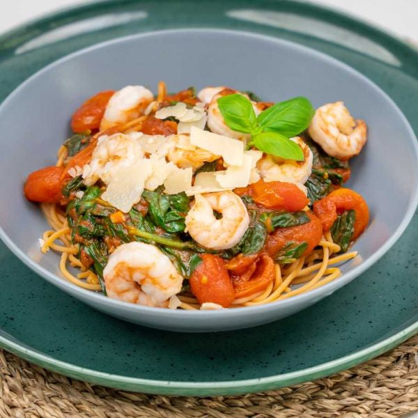 Linsenspagetti mit Gambas, Tomaten und Spinat