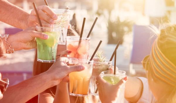 Menschen, die mit Cocktails anstoßen