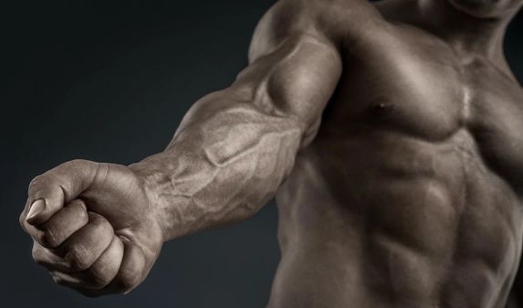 Pump Muskulöser Unterarm eines Mannes mit hervortretenden Venen