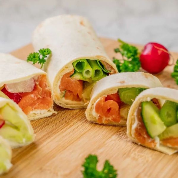 Protein Wraps mit Lachs und Gurke