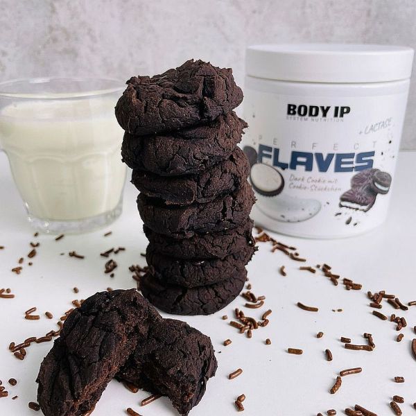 Mandelmilch mit saftigen dunklen Schokokeksen