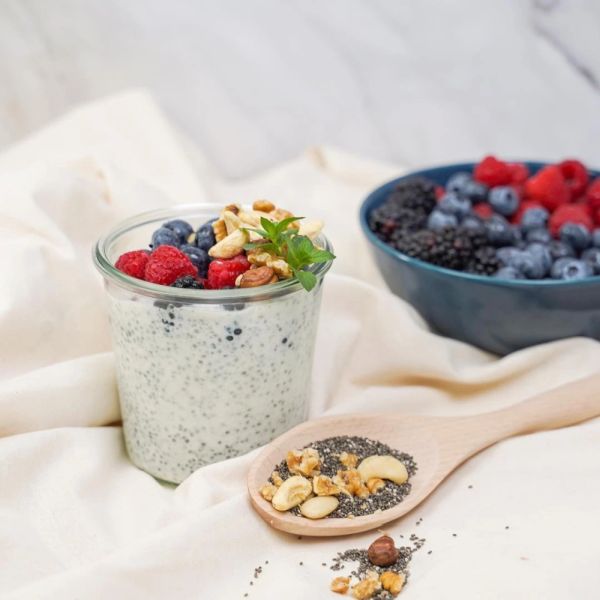 Protein Chia Joghurt Pudding mit Nuessen und Beeren