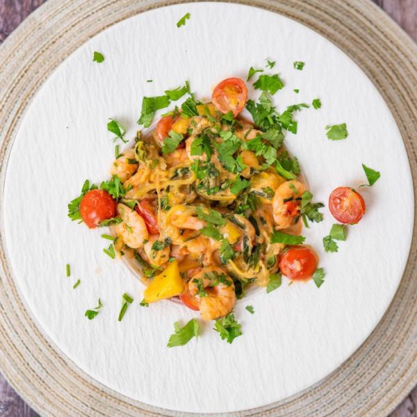 Zucchini Nudeln mit Garnelen und Tomaten